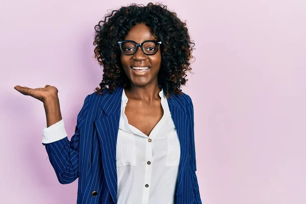 Молода Афроамериканка Одягнена Діловий Одяг Окуляри Усміхаючись Радісно Презентуючи Вказуючи — стокове фото