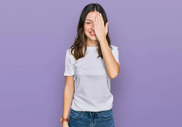 Junge Schöne Frau Trägt Legeres Weißes Shirt Das Ein Auge — Stockfoto