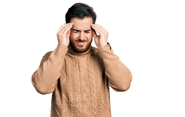 머리에 스페인 청년은 스트레스때문에 있습니다 편두통으로 고생하다 — 스톡 사진