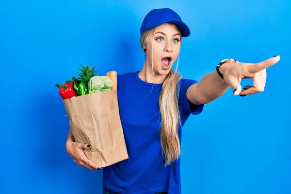 Ung Kaukasiska Kvinna Bär Kurir Uniform Med Livsmedel Från Snabbköpet — Stockfoto