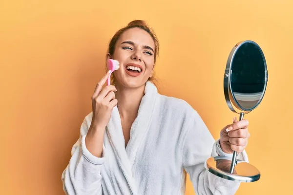 Joven Mujer Rubia Con Bata Sosteniendo Cepillo Removedor Maquillaje Sonriendo — Foto de Stock