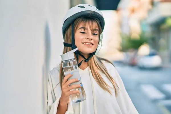 Caucásico Deportivo Adolescente Chica Usando Casco Bicicleta Beber Botella Agua —  Fotos de Stock