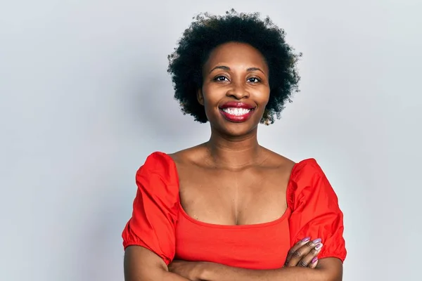 Mujer Afroamericana Joven Vistiendo Ropa Casual Cara Feliz Sonriendo Con — Foto de Stock