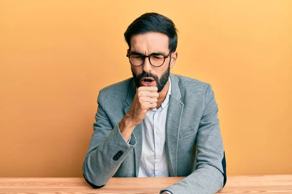 Junger Hispanischer Mann Der Büro Arbeitet Fühlt Sich Unwohl Und — Stockfoto