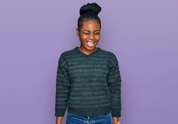 Jovem Afro Americana Vestindo Roupas Casuais Piscando Olhando Para Câmera — Fotografia de Stock