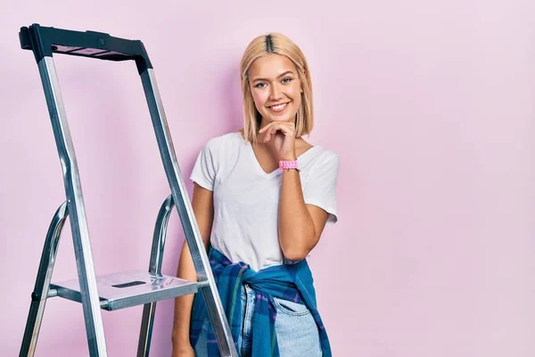 Mulher Loira Bonita Por Escada Sorrindo Olhando Confiante Para Câmera — Fotografia de Stock