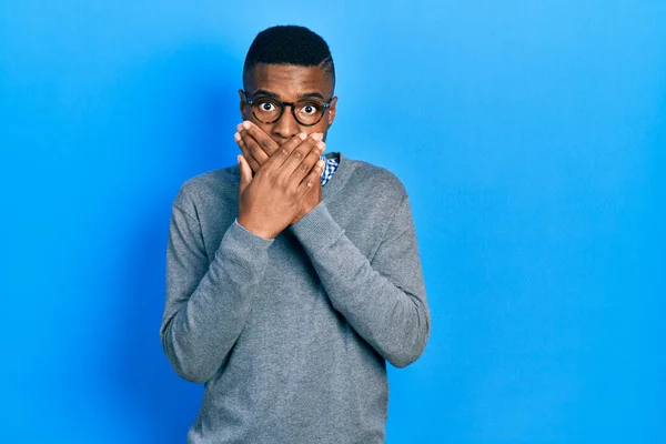 Jovem Afro Americano Vestindo Estilo Negócios Óculos Chocados Cobrindo Boca — Fotografia de Stock