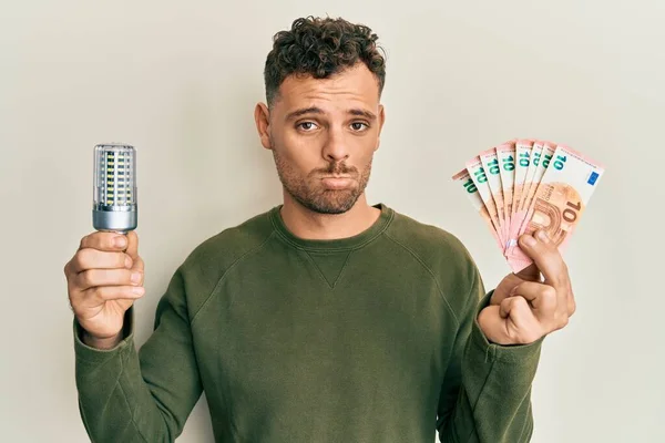 Jonge Spaanse Man Die Bol Eurobankbiljetten Vasthoudt Depressief Maakt Zich — Stockfoto