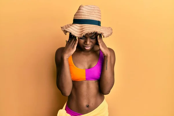 Ung Afrikansk Amerikansk Kvinna Bikini Och Sommarmössa Med Hand Huvudet — Stockfoto