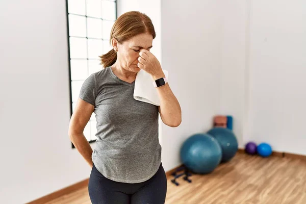 Mujer Mediana Edad Que Usa Entrenamiento Deportivo Sala Gimnasia Cansada — Foto de Stock