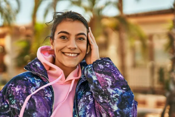 Junge Hispanische Sportlerin Lächelt Glücklich Der Stadt — Stockfoto