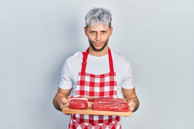 Modern boyalı saçlı genç İspanyol adam çiğ et kuşkucu ve gergin, sorun yüzünden surat asıyor. negatif kişi. 