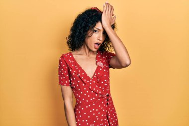 Yazlık elbise giyen genç latin kız bir hata sonucu el ele verilirken şaşırdı, hatayı hatırla. Unuttum, kötü hafıza kavramı. 