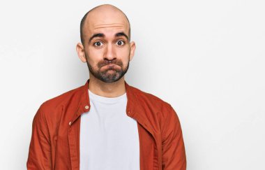 Günlük kıyafetler giyen genç İspanyol adam komik yüzlü yanakları şişiriyor. Havayla şişmiş ağız, çılgın bir ifade.. 