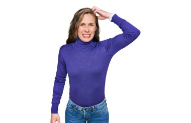 Gündelik kıyafetler giyen genç sarışın kadın soru sorup kafasını karıştırıyor. Şüpheyle kararsız, kafa kafaya düşünerek. Düşünceli kavram. 