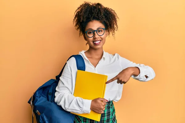 Vacker Afrikansk Amerikansk Kvinna Med Afro Hår Bär Skolväska Och — Stockfoto