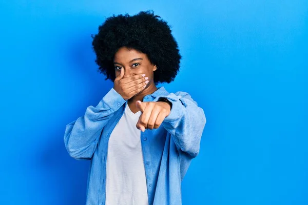 Joven Mujer Afroamericana Vistiendo Ropa Casual Riéndose Señalando Con Dedo —  Fotos de Stock