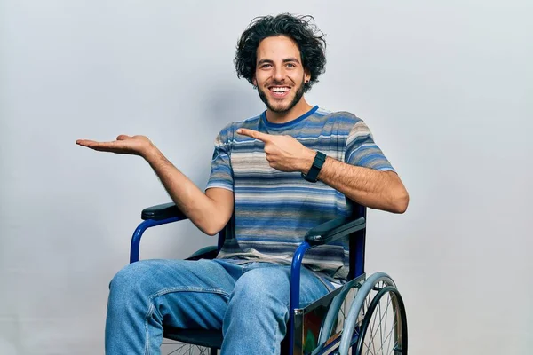Stilig Hispanic Man Sitter Rullstol Förvånad Och Ler Mot Kameran — Stockfoto