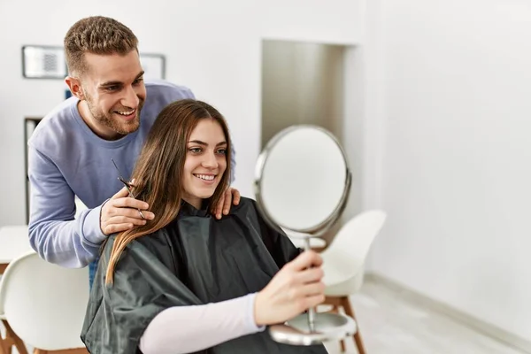 Jovem Cortando Cabelo Sua Namorada Casa — Fotografia de Stock