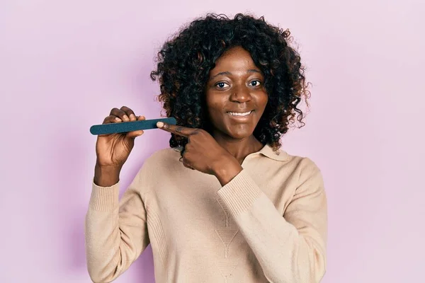 Молода Афроамериканська Жінка Користуючись Лапками Посміхається Показуючи Пальцем Рукою — стокове фото