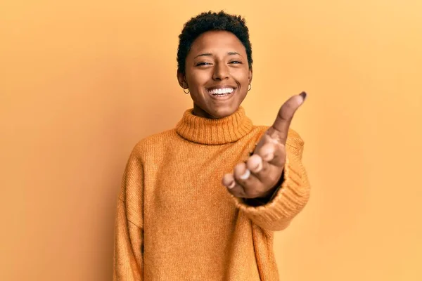 Jong Afrikaans Amerikaans Meisje Draagt Casual Kleding Lachend Vriendelijk Aanbieden — Stockfoto