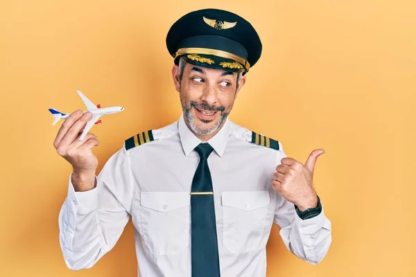 Snygg Medelålders Man Med Grått Hår Bär Flygplan Pilot Uniform — Stockfoto