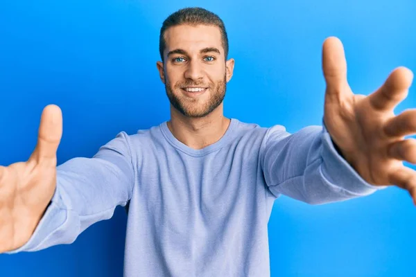 Joven Hombre Caucásico Vistiendo Ropa Casual Mirando Cámara Sonriendo Con — Foto de Stock