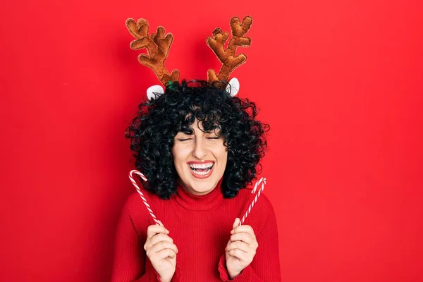 若いです中東女性身に着けていますかわいいクリスマストナカイ角笑顔と笑いハードアウト大声でので面白いクレイジー冗談 — ストック写真