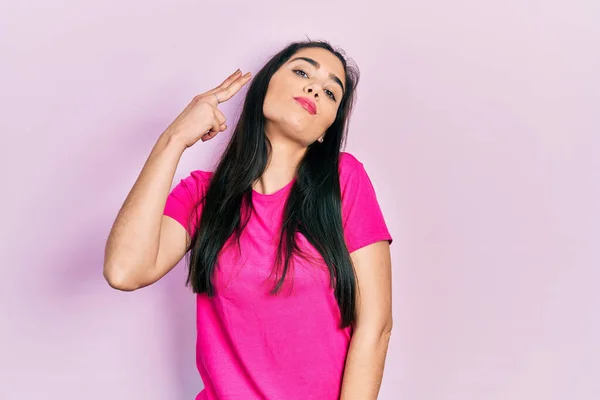Chica Hispana Joven Con Camiseta Rosa Casual Disparando Matándose Señalando —  Fotos de Stock