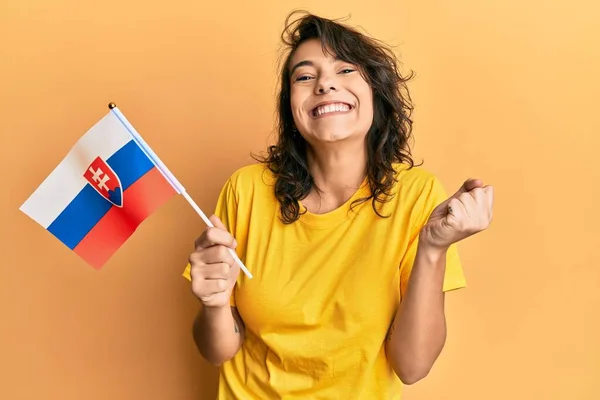 Młoda Latynoska Kobieta Trzymająca Flagę Slovakia Krzyczy Dumny Świętując Zwycięstwo — Zdjęcie stockowe