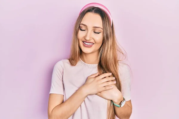 Menina Loira Jovem Vestindo Roupas Casuais Sorrindo Com Mãos Peito — Fotografia de Stock