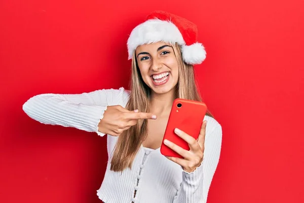 Belle Femme Hispanique Portant Chapeau Noël Tenant Smartphone Souriant Heureux — Photo