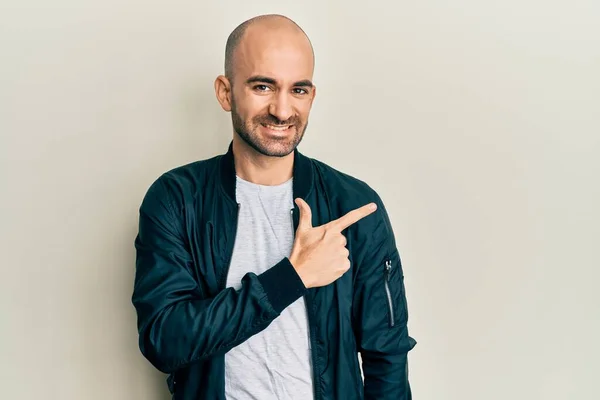 Jovem Hispânico Vestindo Jaqueta Esportiva Casual Sorrindo Alegre Apontando Com — Fotografia de Stock