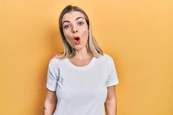 Mooie Blanke Vrouw Draagt Casual Wit Shirt Bang Geschokt Met — Stockfoto