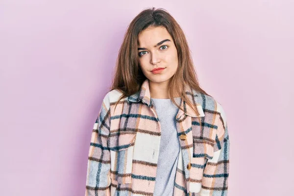 Ung Kaukasiska Flicka Bär Casual Kläder Avslappnad Med Allvarliga Uttryck — Stockfoto