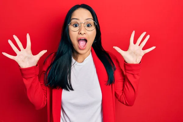 Mooie Latijns Amerikaanse Vrouw Met Neus Piercing Dragen Casual Look — Stockfoto