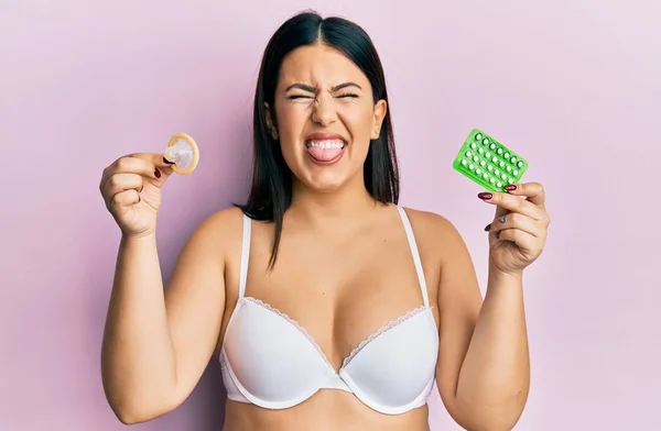 Mulher Morena Bonita Segurando Preservativo Pílulas Controle Natalidade Furando Língua — Fotografia de Stock