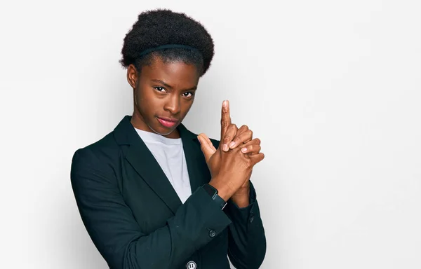 Jovem Afro Americana Vestindo Roupas Negócios Segurando Arma Simbólica Com — Fotografia de Stock