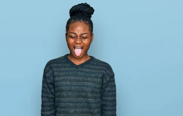 Jovem Afro Americana Vestindo Roupas Casuais Colando Língua Feliz Com — Fotografia de Stock