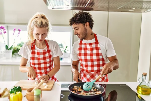 Casal Jovem Sorrindo Cozinha Feliz Usando Frigideira Cozinha — Fotografia de Stock