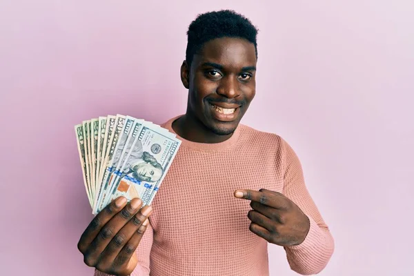 Όμορφος Μαύρος Που Κρατάει Δολάρια Χαμογελώντας Χαρούμενος Δείχνοντας Χέρι Και — Φωτογραφία Αρχείου