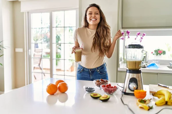 Güzel Genç Esmer Kadın Mutfakta Bir Bardak Smoothie Içerken Gururla — Stok fotoğraf