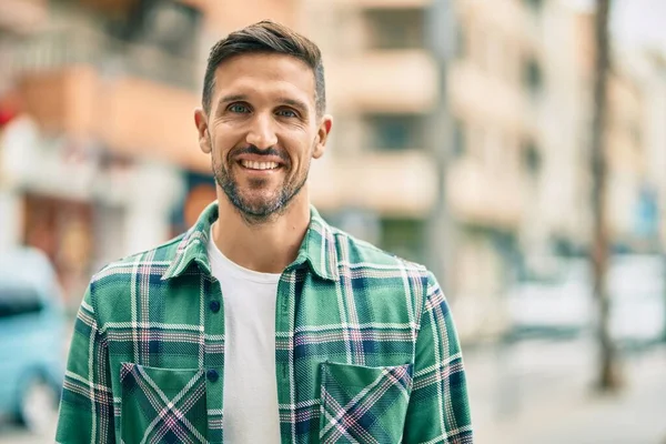 Joven Hombre Caucásico Sonriendo Feliz Pie Ciudad —  Fotos de Stock