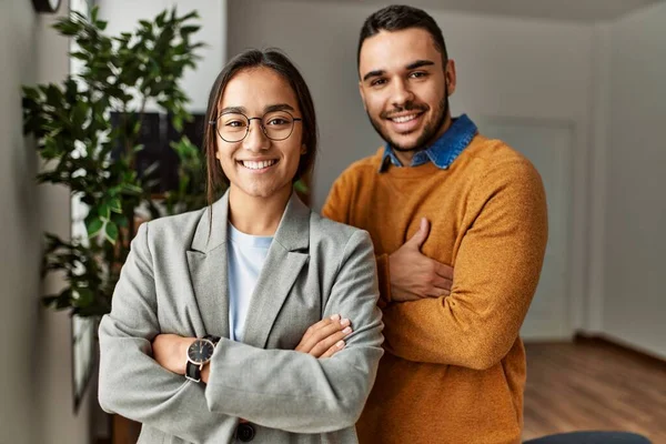 Dois Empresários Sorrindo Feliz Com Braços Cruzados Gesto Escritório — Fotografia de Stock