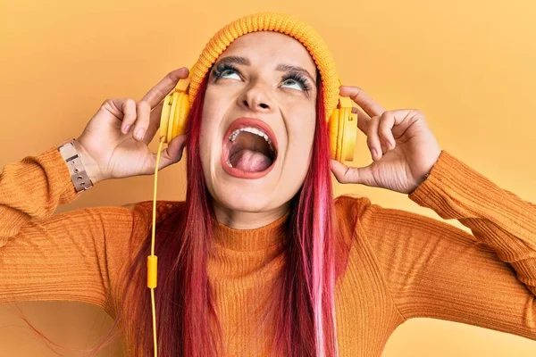 Mladá Běloška Která Poslouchá Hudbu Pomocí Sluchátek Vztekle Šíleně Křičí — Stock fotografie