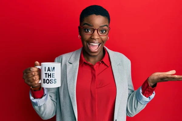 Fiatal Afro Amerikai Iszik Vagyok Főnök Kávéscsésze Ünneplő Teljesítmény Boldog — Stock Fotó