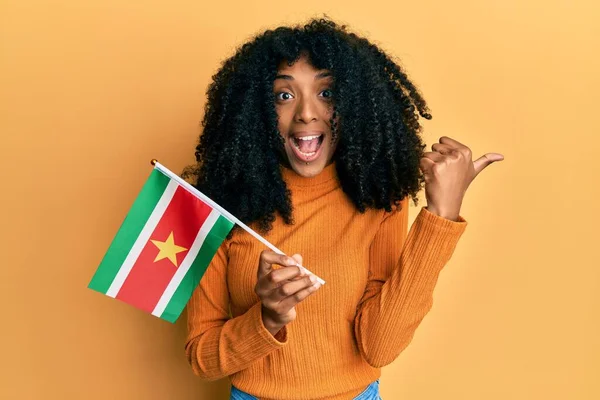 Afrikansk Amerikansk Kvinna Med Afro Hår Håller Surinam Flagga Pekar — Stockfoto