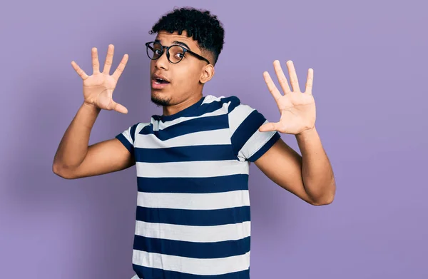 Ung Afrikansk Amerikan Man Bär Tillfälliga Kläder Och Glasögon Rädd — Stockfoto