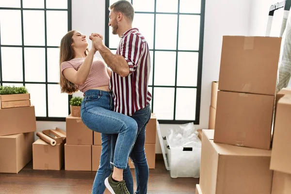 Young Caucasian Couple Smiling Happy Dancing New Home — Stock Photo, Image