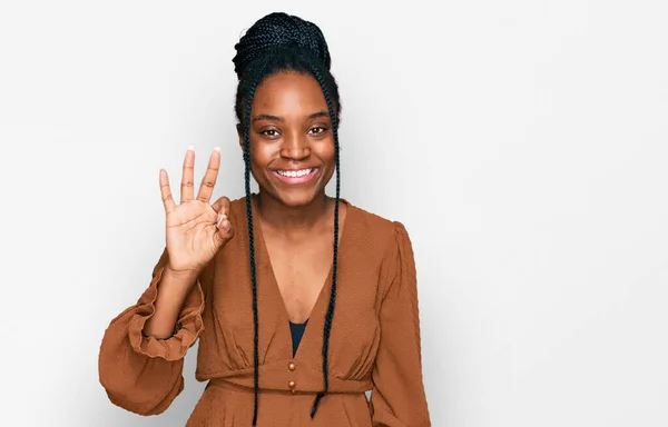Молода Афроамериканка Одягнена Повсякденний Одяг Показує Вказує Вгору Пальцями Номер — стокове фото